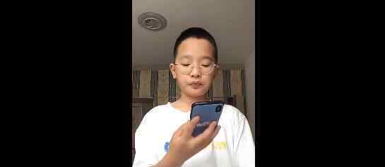 小朋友模仿老师接电话 为什么要这样做
