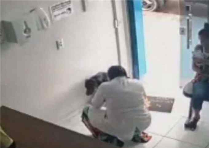 巴西一流浪狗受伤后走入诊所 主动向医生展示伤口