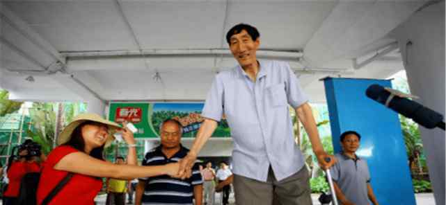 苏尔坦科森 当年中国巨人鲍喜顺不顾医生反对坚持生娃，12年过去，结果如何？