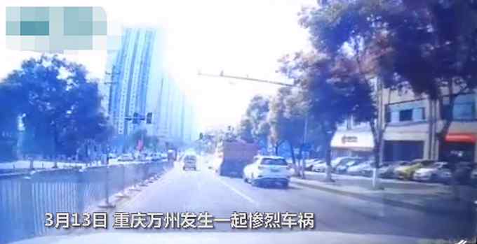 重庆一轿车被两大货车前后夹击 撞成铁饼