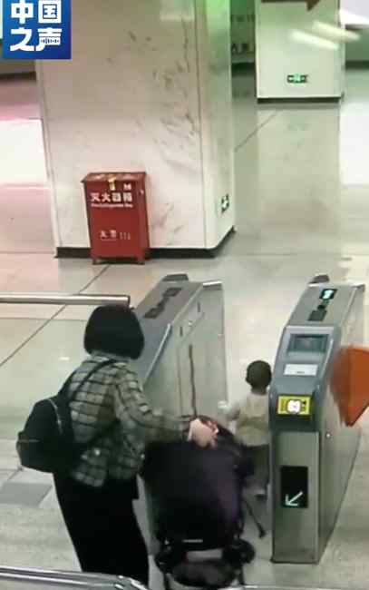 惊险！地铁小哥10秒救回误入电梯口萌娃 监控画面令人揪心