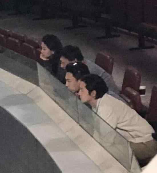 胡歌靳东看球姿势　这招“下巴看球”你能学会吗