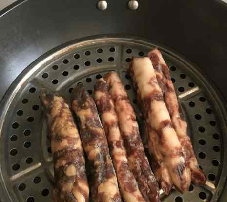 香肠蒸多久才能蒸熟 炒香肠时，香肠要先蒸熟吗？多数人做错，难怪炒的香肠腥味重