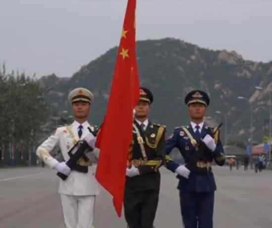 00后双胞胎国旗护旗兵 长什么样子