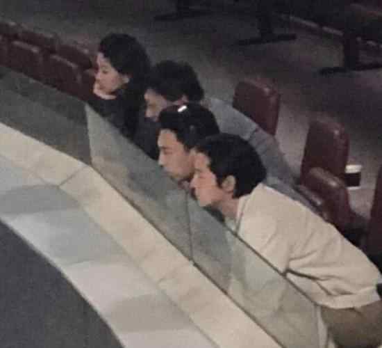 胡歌靳东看球姿势 什么姿势?用下巴看球?