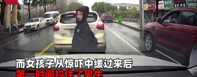 小学生横穿马路 司机突然鸣笛吓得俩孩子一哆嗦 下一秒真相暖人心