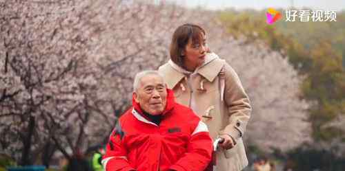 99岁天文学泰斗韩天芑陪援鄂护士看樱花 究竟发生了什么?