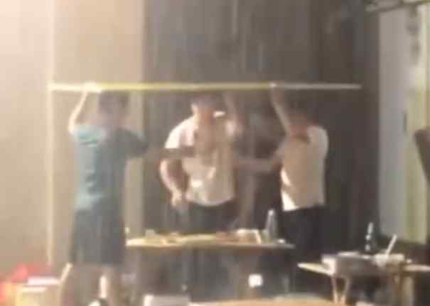4名男子暴雨中顶纸板喝酒2小时 当事人说了什么