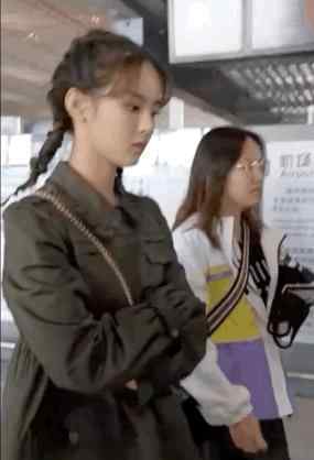 杨超越巴黎时装周 什么造型娃娃裙、麻花辫（图）