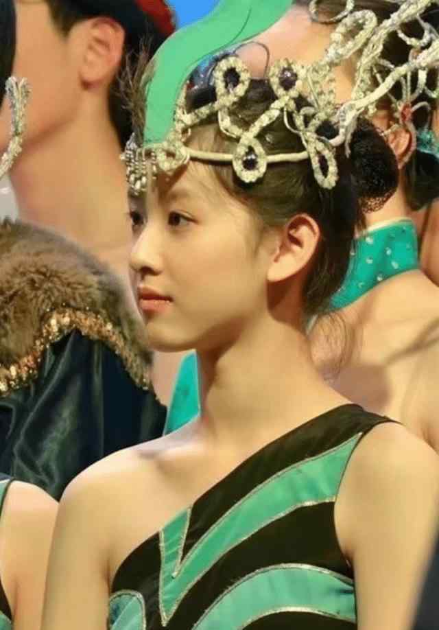 清华大学校花 章泽天清华大学啦啦操赛照片曝光，当年的“清华校花”果然名不虚传