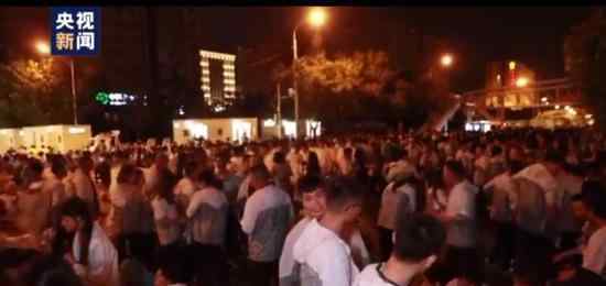 央视记者话筒被带跑了 是谁这么大胆?
