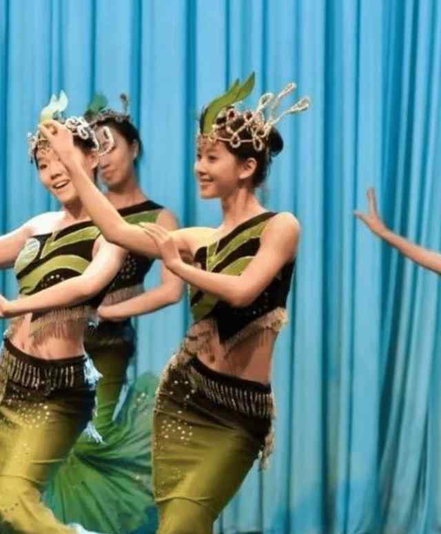 清华校花 章泽天清华大学啦啦操赛照片曝光，当年的“清华校花”果然名不虚传