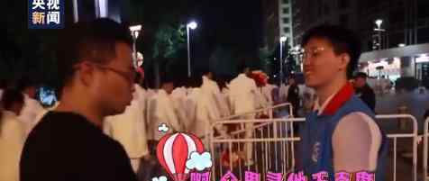 央视记者话筒被带跑了 被谁带跑了什么情况
