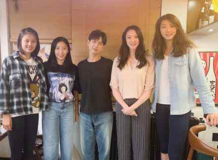 李现与女排姑娘合影 网友：现男友显得娇小可人