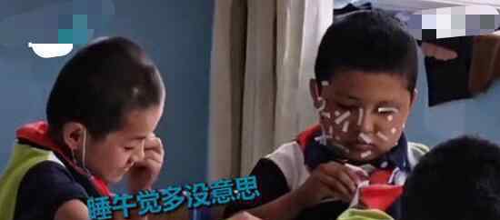 考一分小学生给0分同桌传授经验怎么情况，现场画面曝光