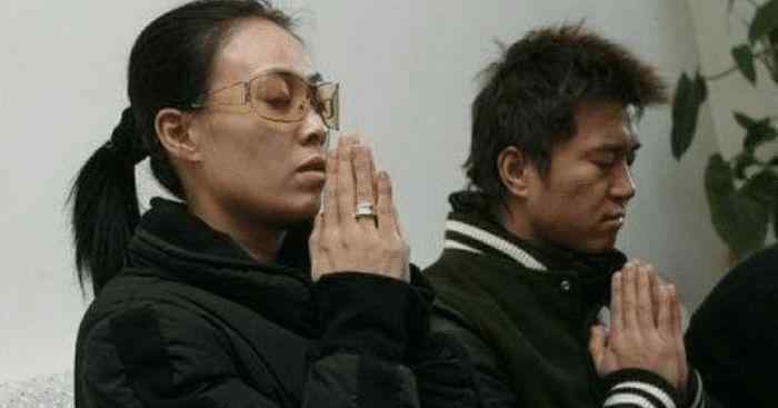 满文军妻子 与妻子双双入狱，从歌坛巨星沦落成路人，如今满头华发靠走穴为生