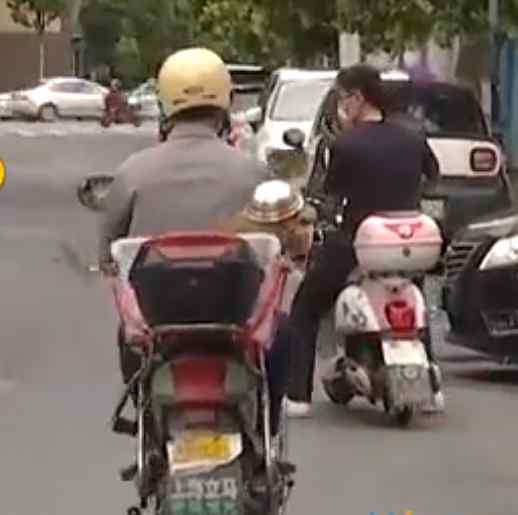 大爷骑摩托车给狗戴上头盔 为什么会这样