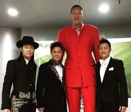 孙明明巨人症 孙明明打野球一场5万？娇妻身高1米9成世界最高夫妻，赚钱太轻松
