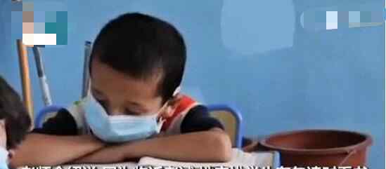 考一分小学生给0分同桌传授经验怎么情况，现场画面曝光