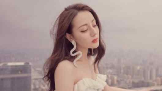 男观众冲上舞台向迪丽热巴求婚 为什么要这样做