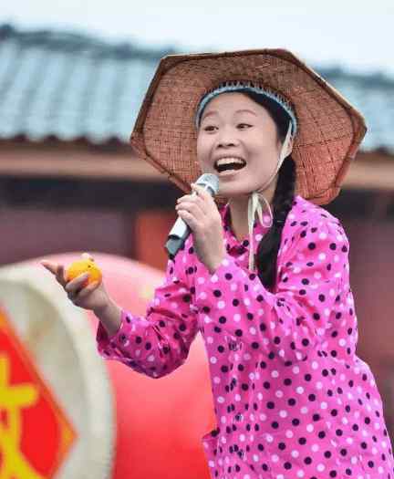 草帽姐怎么了 从一夜爆红到被骂“滚出娱乐圈”，草帽姐徐桂花，后来怎么样了？