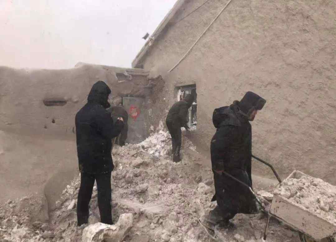内蒙古民警黄沙冰雪中救援被吹成老照片 网友：辛苦了！