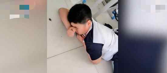 最后排男生趴地上午睡 让老师十分的惊讶
