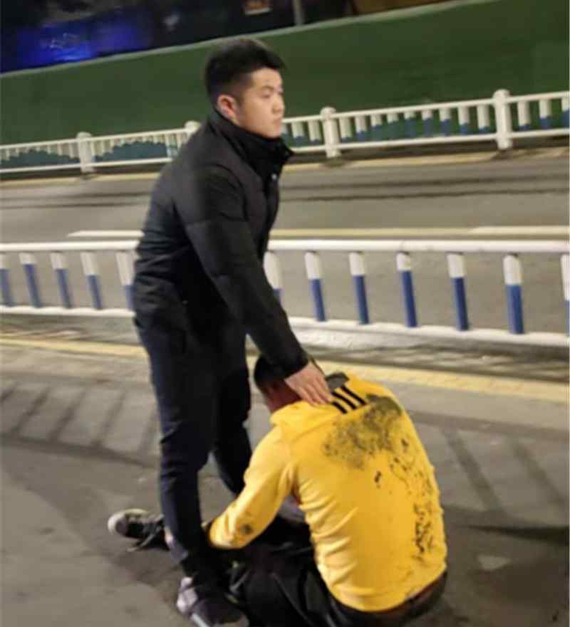 “你摊上事了！锁死 放倒！”网友直呼干得漂亮！