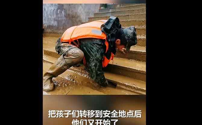 小朋友踮脚给满手泥的兵哥哥喂水 这是什么神仙的官民一家亲啊