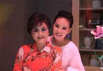 李谷一的丈夫 74岁李谷一曝二婚老公近照，大6岁却像母子，前夫儿子长相帅气