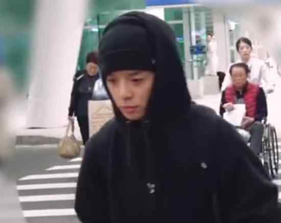 amber吊唁雪莉 一身黑装尽显憔悴