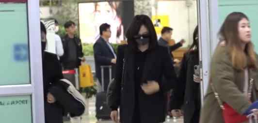 宋茜抵达韩国  眉头紧锁一路疾行为参加雪莉葬礼