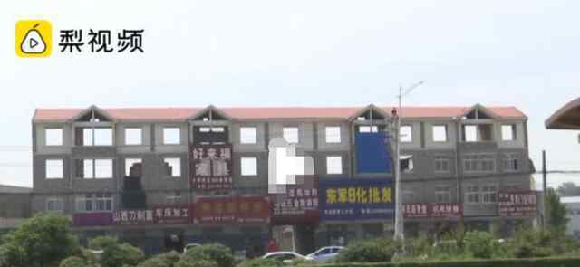 河南一楼房三四楼仅盖一面墙 房子存在安全隐患