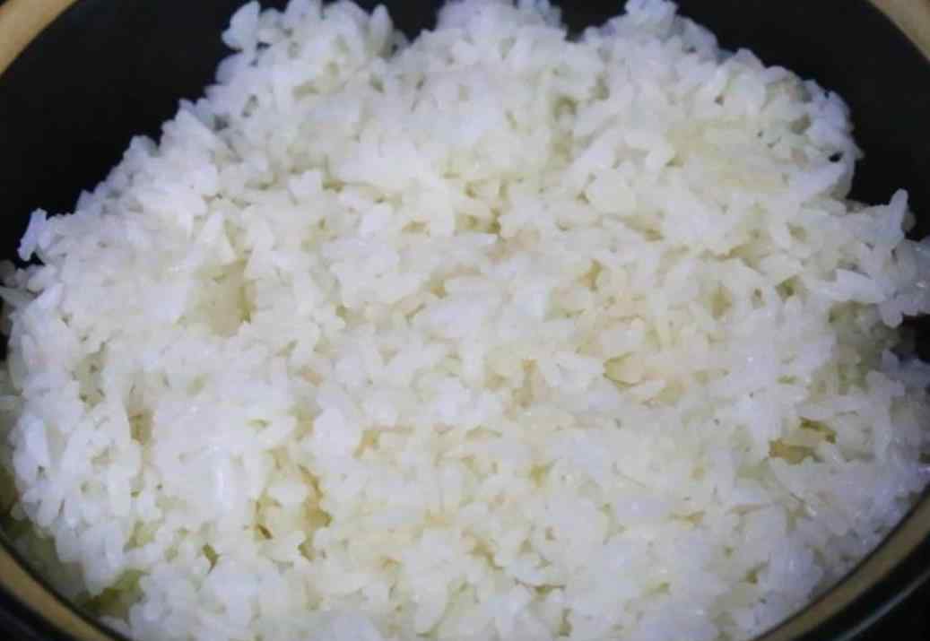 没有电饭煲怎么蒸米饭 电饭煲蒸米饭总糊锅？学会这样做，米饭粒粒分明，没有一点糊味