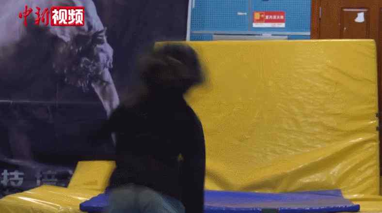 这是高手！7岁女孩学功夫练出腹肌：想像张伟丽一样厉害