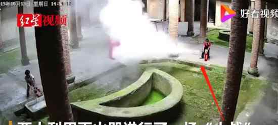 熊孩子损坏灭火器 用23个灭火器“大战”玩的挺嗨（图）