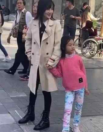李小璐带甜馨外出  甜馨穿着被吐槽像村姑详情（图）