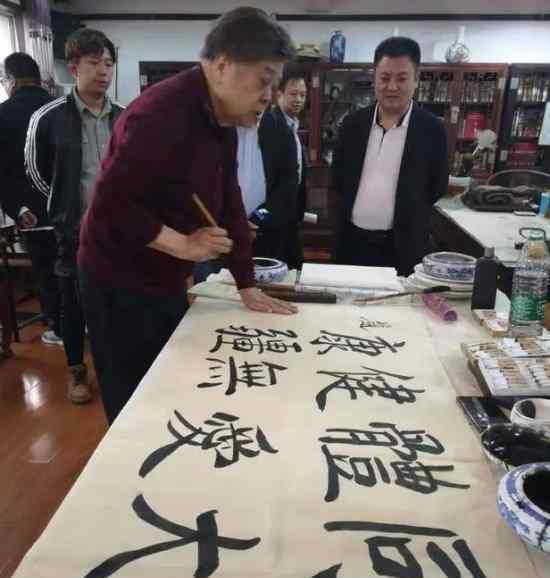 赵忠祥回应卖字画 一个字最低价5000赵忠祥如何回应