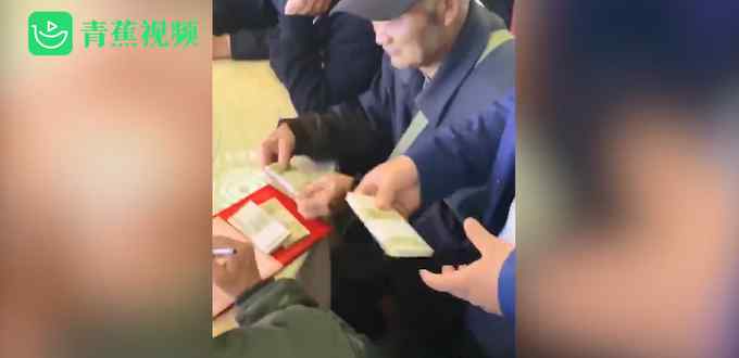 1000元！好友结婚男子随礼10捆1元纸币：想给兄弟留点零花钱