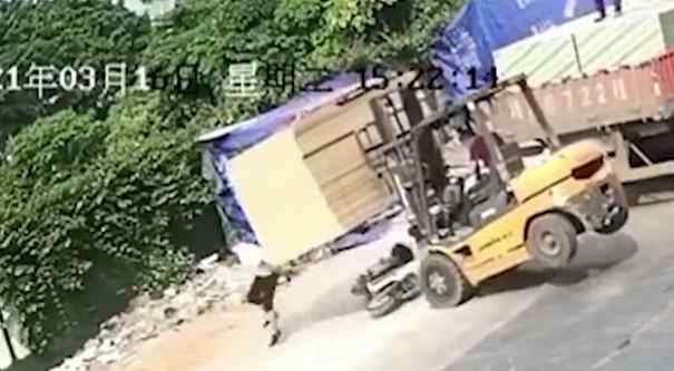 惊险一幕！叉车前倾压倒电动车 驾驶员3秒内跳车自救