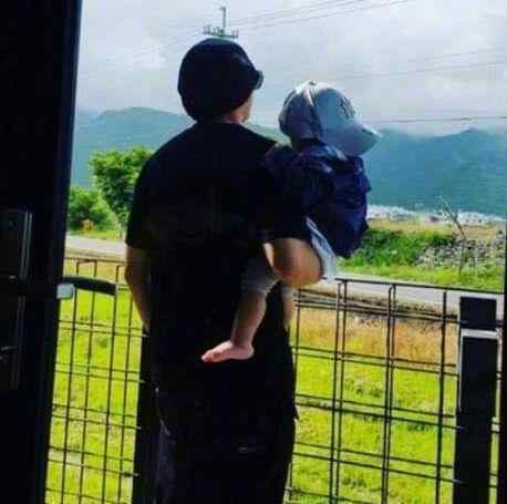 周杰伦儿子正面照 昆凌突然公开一岁儿子正面照，拥有金色头发五官跟周杰伦一样