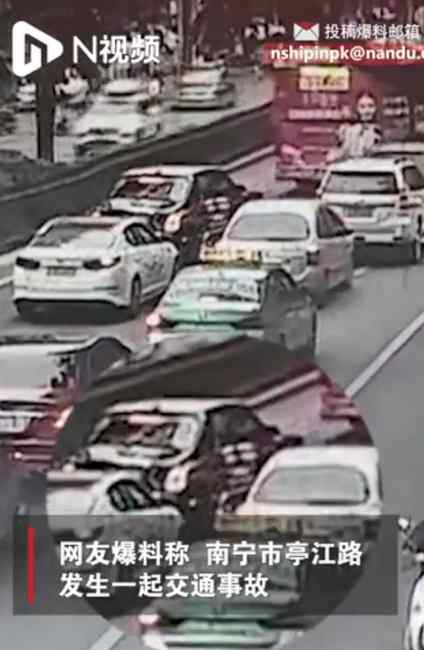 南宁电动车夹缝中撞上劳斯莱斯 车主倒地？交警回应
