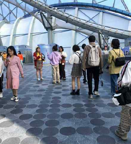 沈月迪士尼过万圣节 网友：真实的她长这样