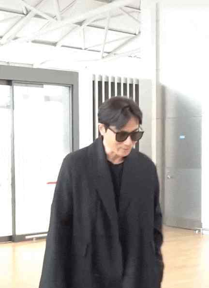 裴勇俊近况 张东健在机场被拍 当年堪称韩版刘德华 来看看49岁的他现在什么样