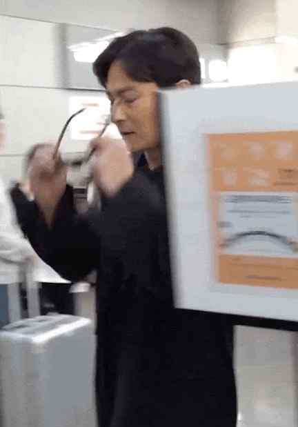 裴勇俊近况 张东健在机场被拍 当年堪称韩版刘德华 来看看49岁的他现在什么样