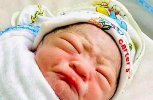 女子避孕2年仍然怀孕 男婴出生时手里抓着东西画面曝光太霸气真相太无奈