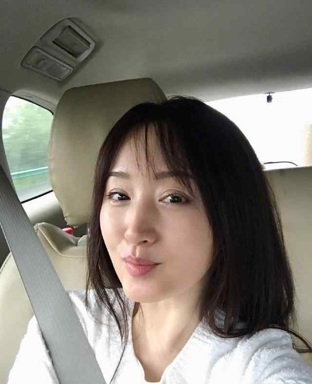 杨钰莹近况 49岁杨钰莹无修图近照，人依旧美如当年，而身旁包包暴露其现状