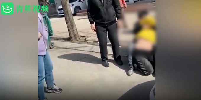 辽宁女子当街被一男子紧抱不放 高呼“我不认识他”！警方：男子患精神疾病