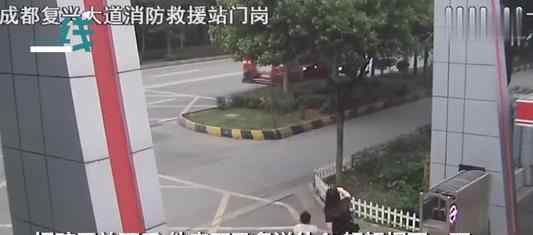 消防员与妻女短暂团聚  究竟发生了什么