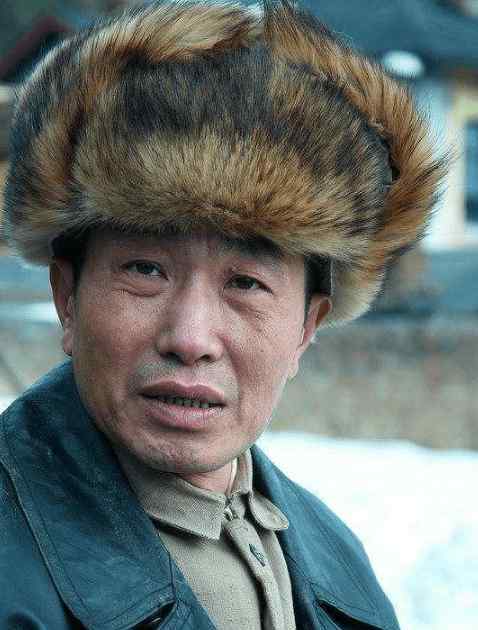 杜源的妻子是谁 63岁老戏骨杜源，娶四岁相识的青梅竹马，38年无绯闻